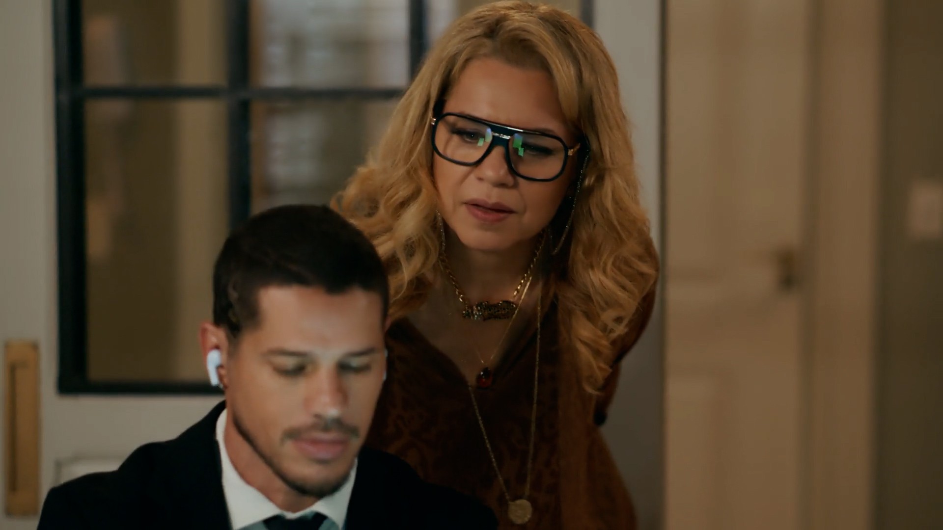 Pilar descobre mensagem de Adriana no celular de Iuri em Quem Ama Cuida