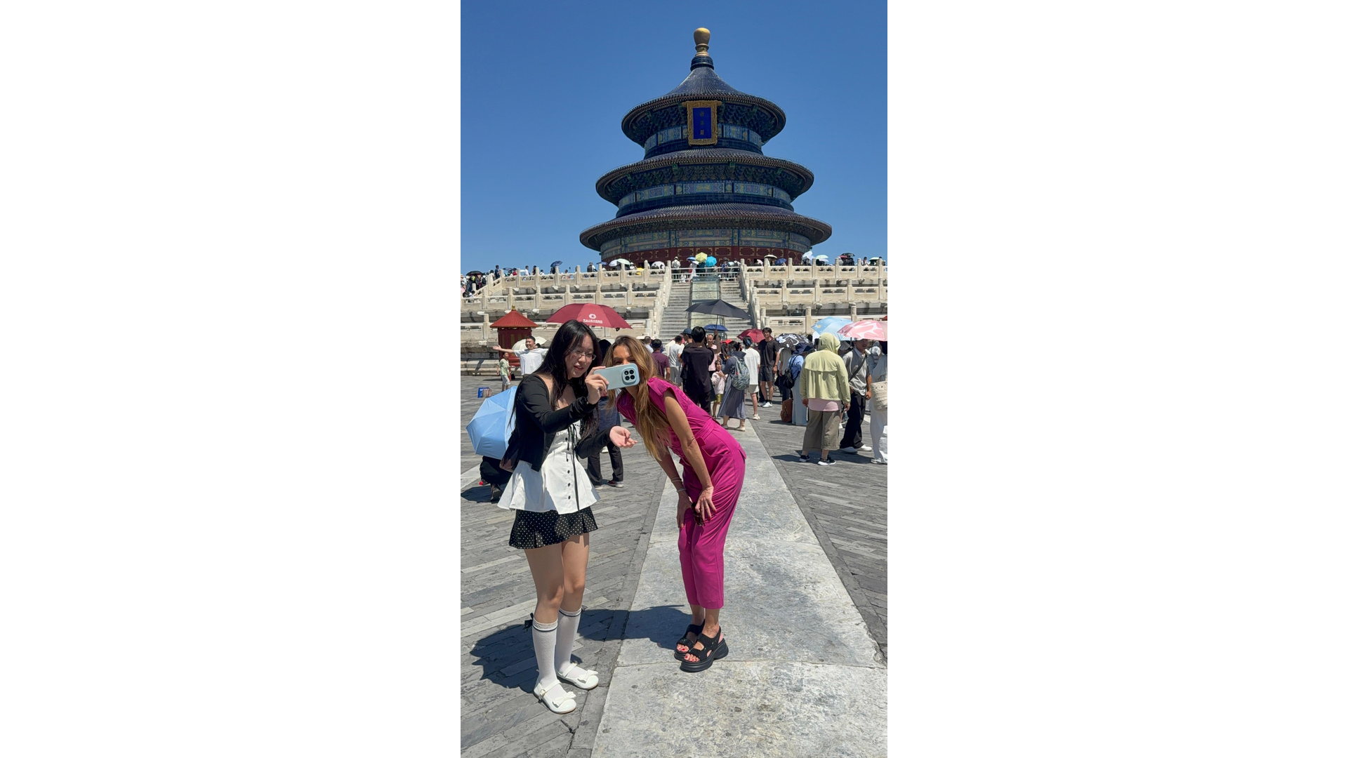 Patrícia Poeta na China tirando foto com local — Foto: Arquivo pessoal