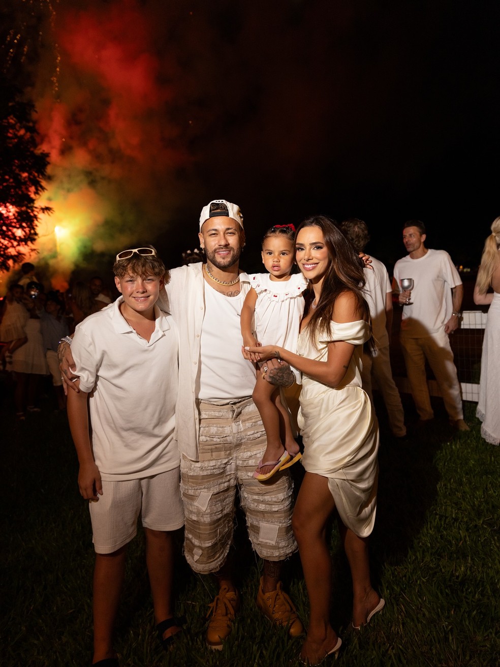 Neymar abraça o filho mais velho, Davi Lucca, e Mavie, fruto da sua relação com Bruna Biancardi — Foto: Reprodução/Instagram