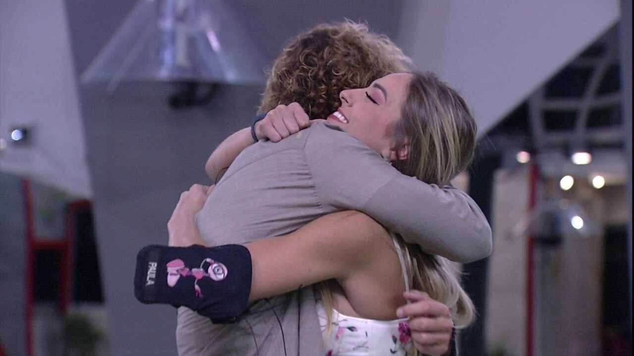 Paula e Alan se abraçam e se desejam boa sorte | Gshow