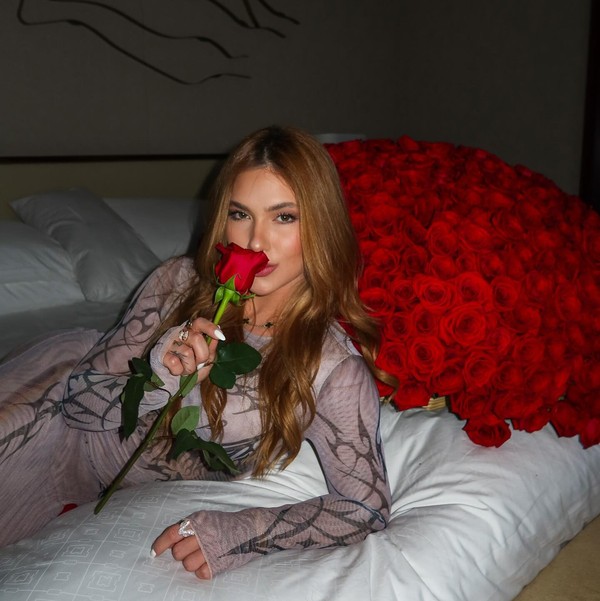 Virginia ganha buquê de rosas em Dubai e Lucas Guedez questiona: 'Tá com um  sheik?'