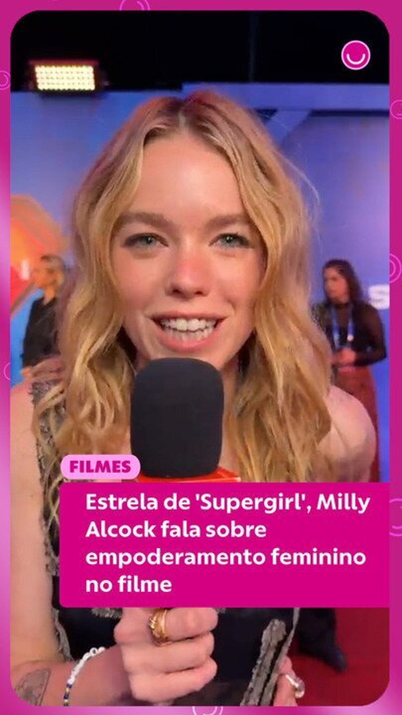 Atriz e diretor de 'Supergirl' celebram versão real e imperfeita da heroína: 'Todos podem se ver nela'