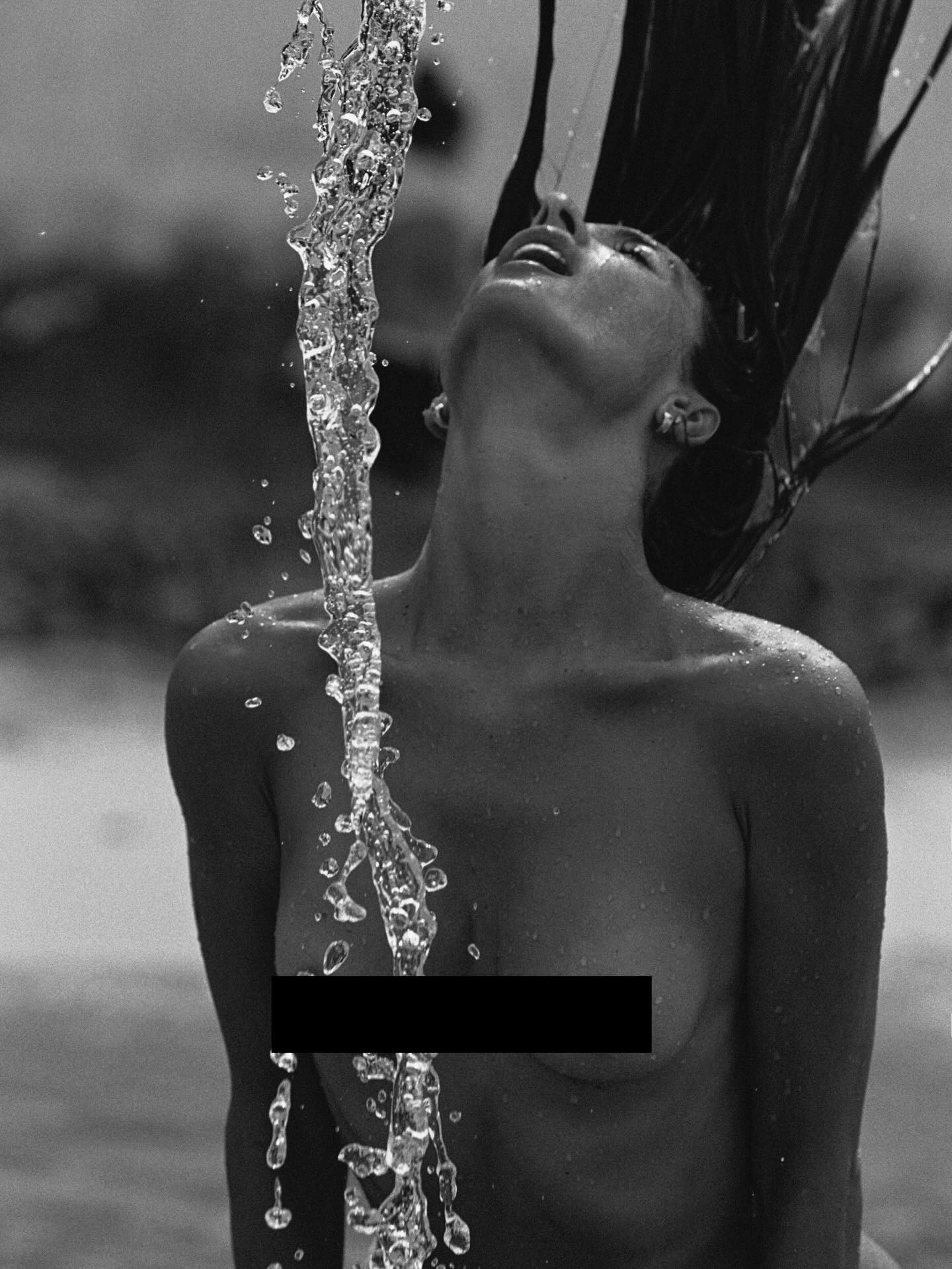 Alessandra Ambrosio impacta com cliques de topless