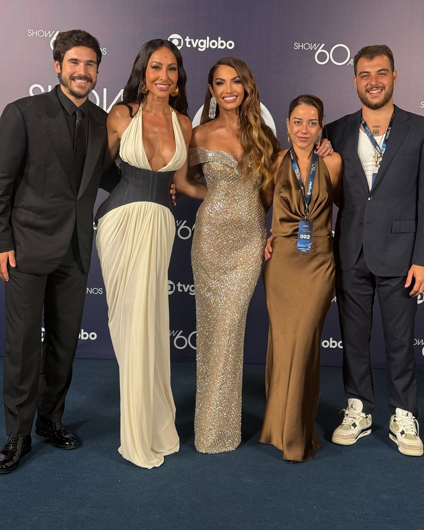 Patrícia Poeta posa com o filho, Felipe Poeta, e a nora em festa dos 60 anos da TV Globo