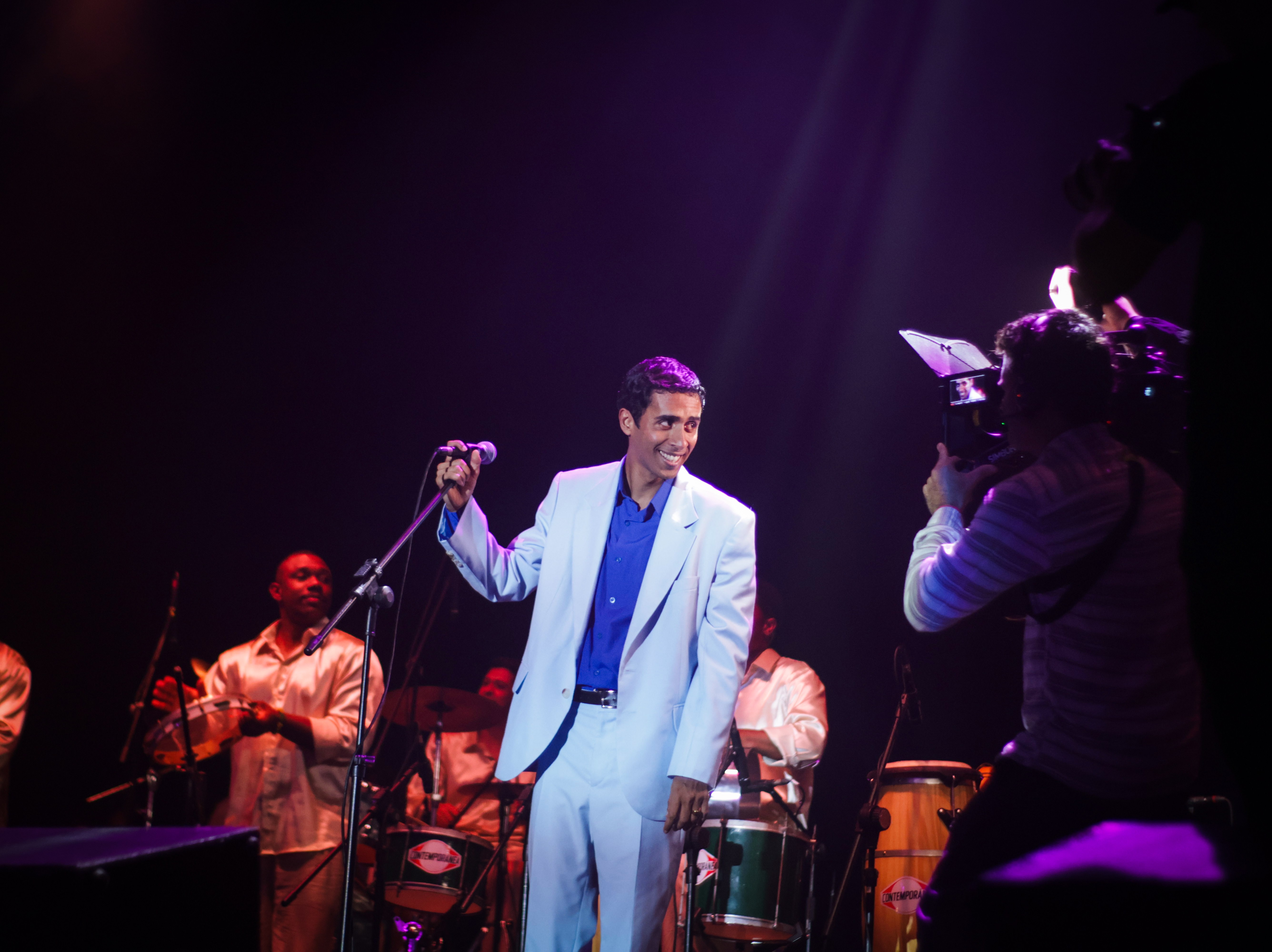 Cinebiografia de Zeca Pagodinho recria show histórico do cantor em antiga casa de shows no Rio