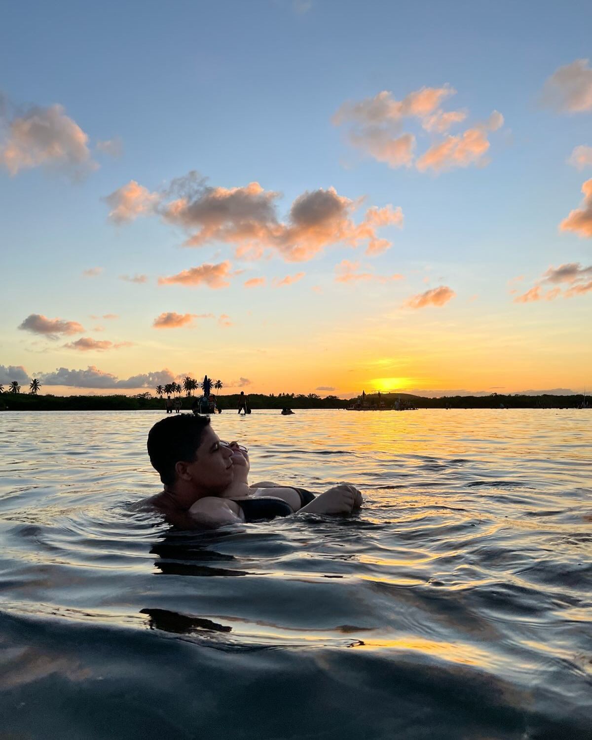 Guilherme, do BBB 25, curte pôr do sol em clima de romance com a esposa: 'Dia de recarregar as energias'