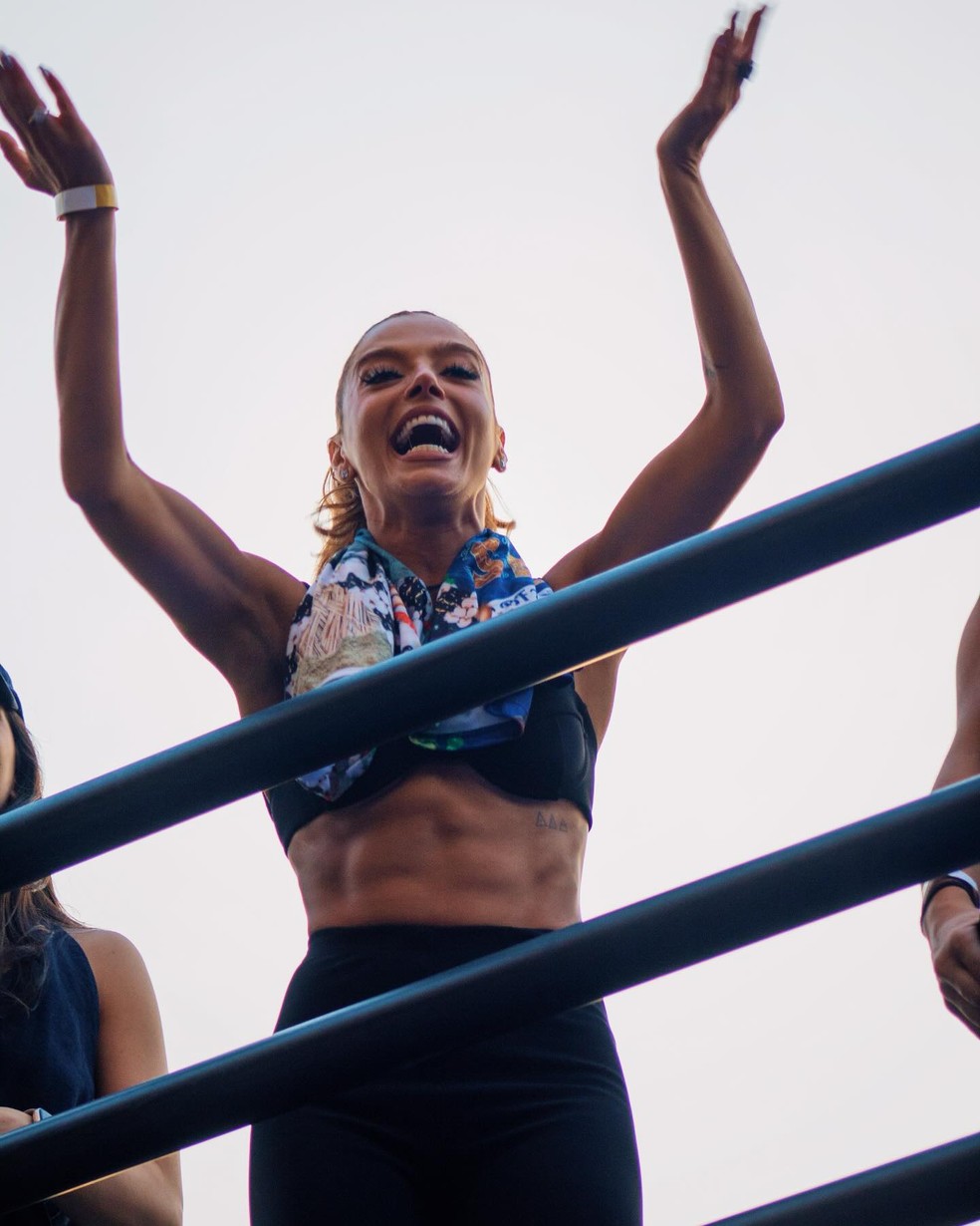 Giovanna Lancellotti celebrando vitória da Beija-Flor — Foto: Reprodução/Instagram