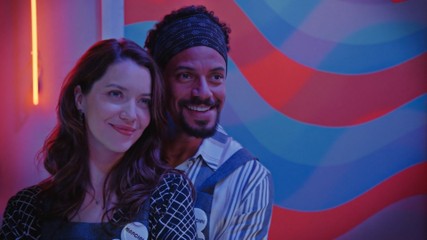 Vênus assiste ao show abraçada a Léo