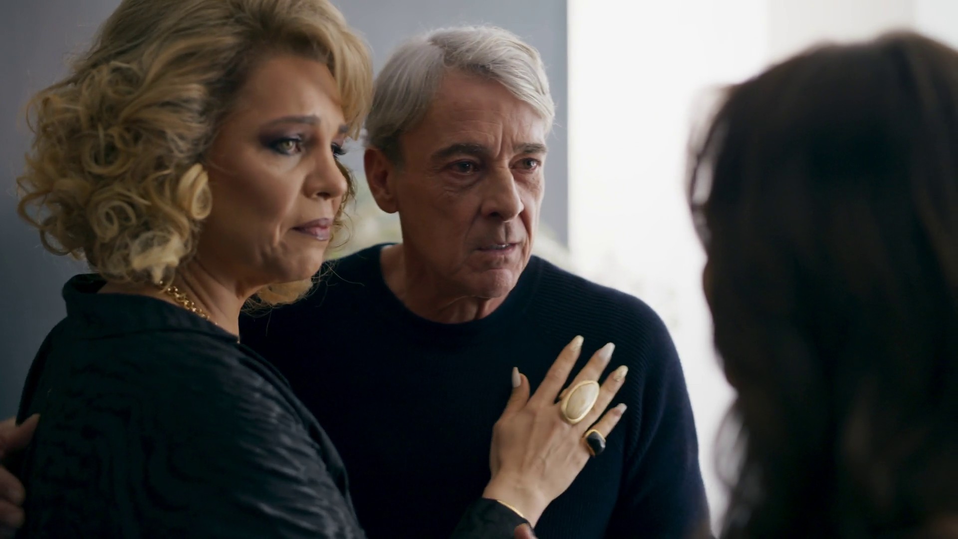 Quem Ama Cuida: Pilar e Ulisses armam barraco com Adriana no enterro de Arthur