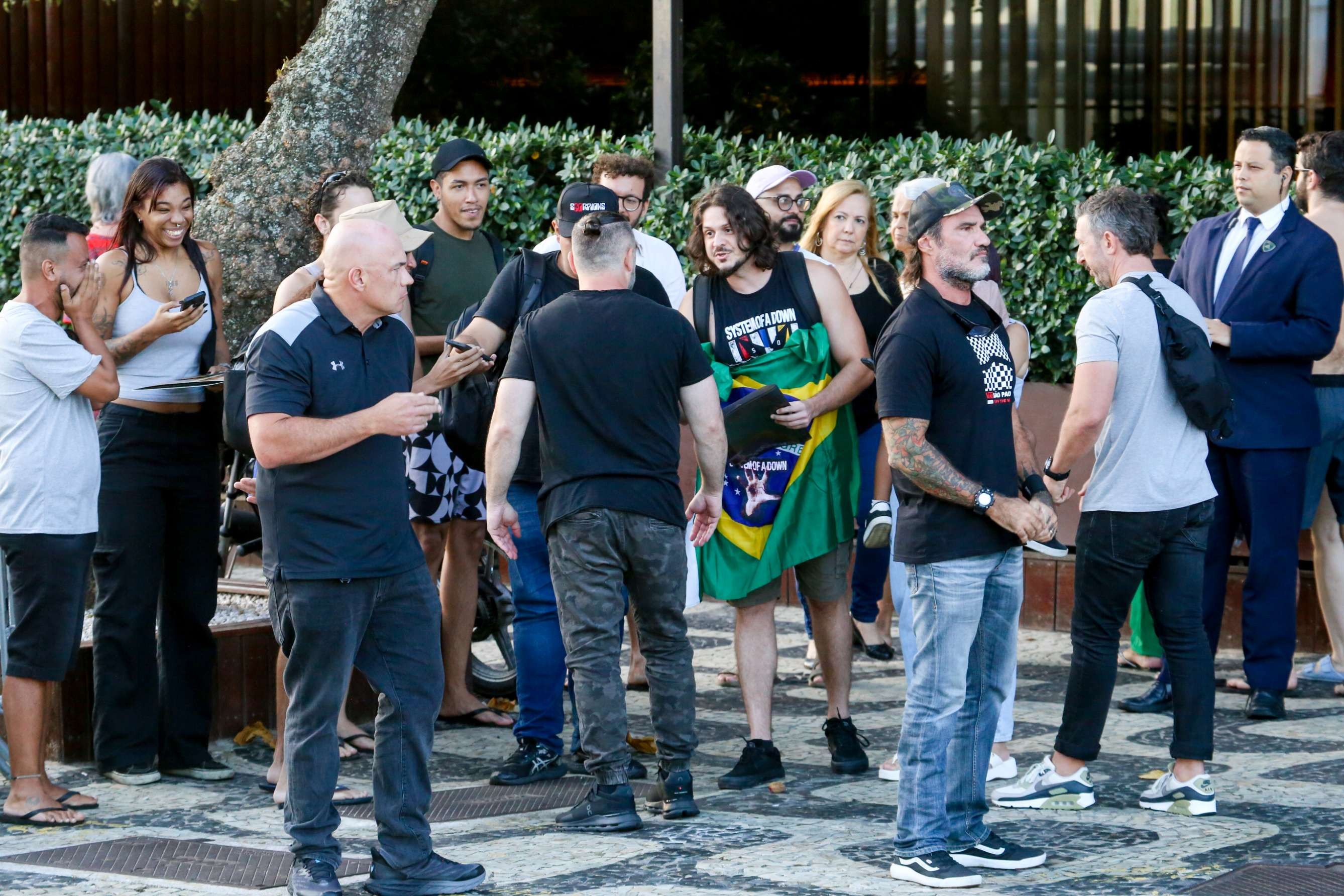 Baterista do System of a Down, John Dolmayan atende fãs na zona sul do Rio; confira fotos