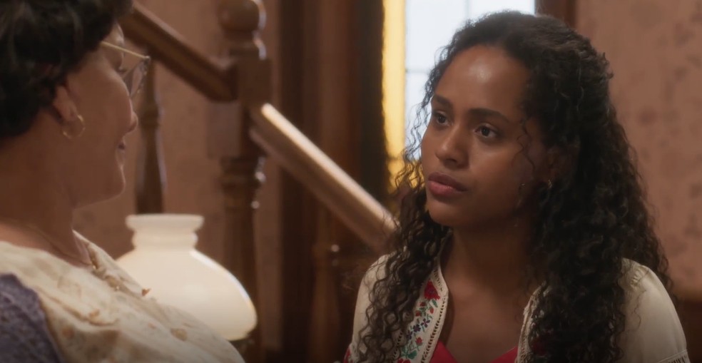 Em Garota do Momento, Beatriz descobre que Clarice tem documentos falsos e passa mal — Foto: Globo