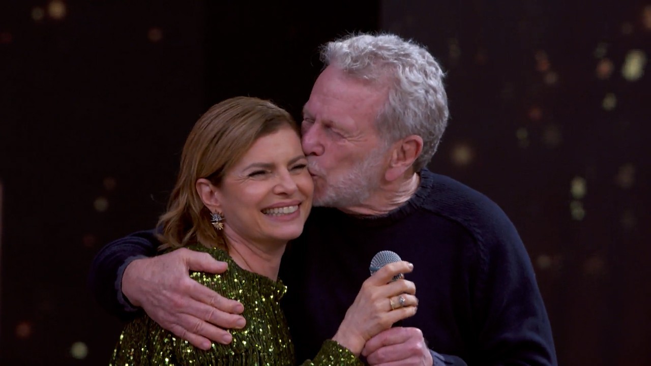 Debora Bloch se emociona com surpresa dos filhos e do pai, Jonas Bloch, no palco do Domingão com Huck
