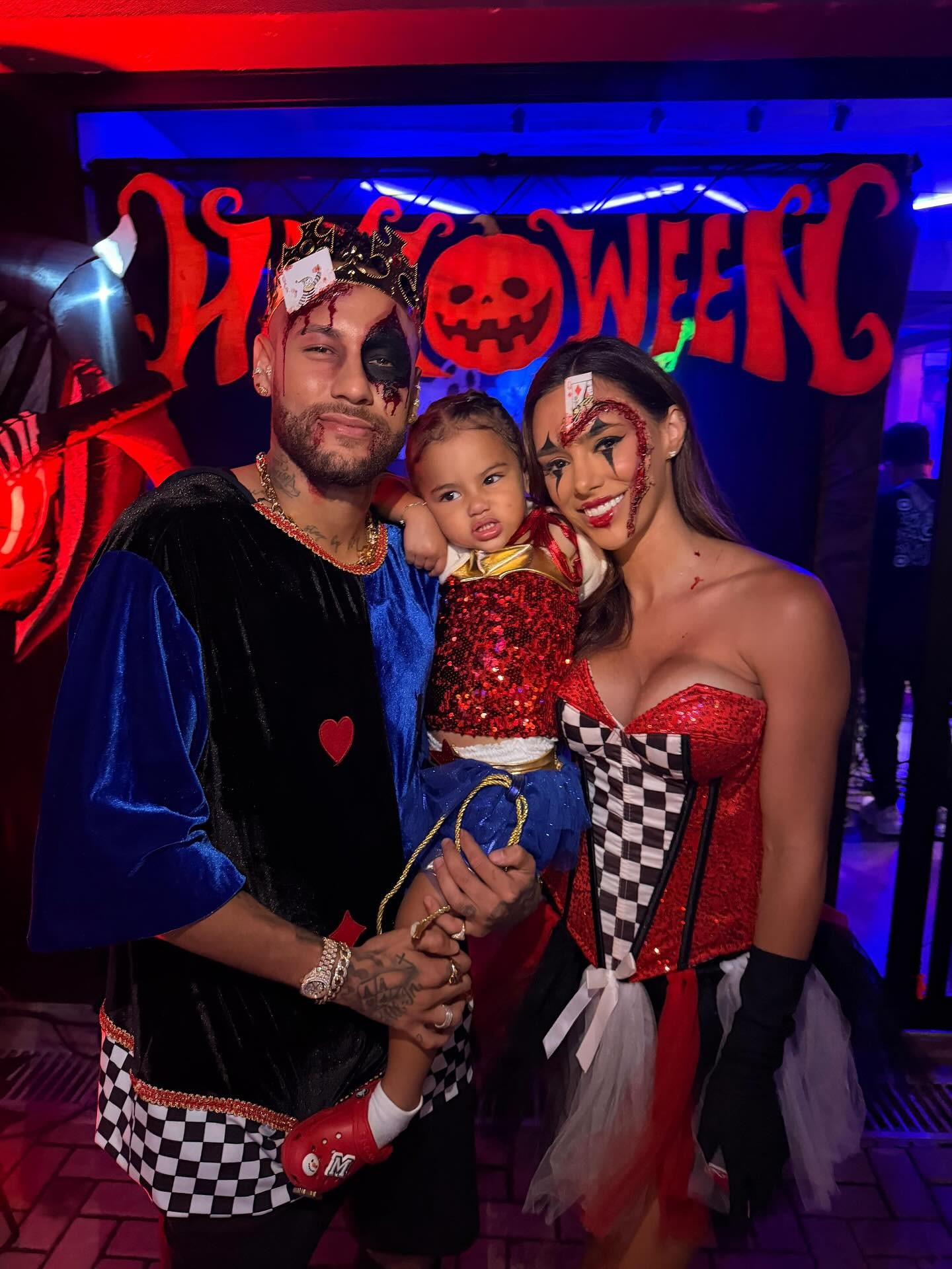Neymar, Bruna Biancardi e Mavie mostram a fantasia de Halloween