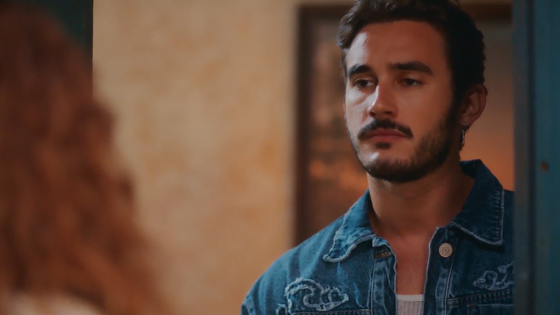 Coração Acelerado: João Raul procura Agrado após saber da venda do vestido de noiva