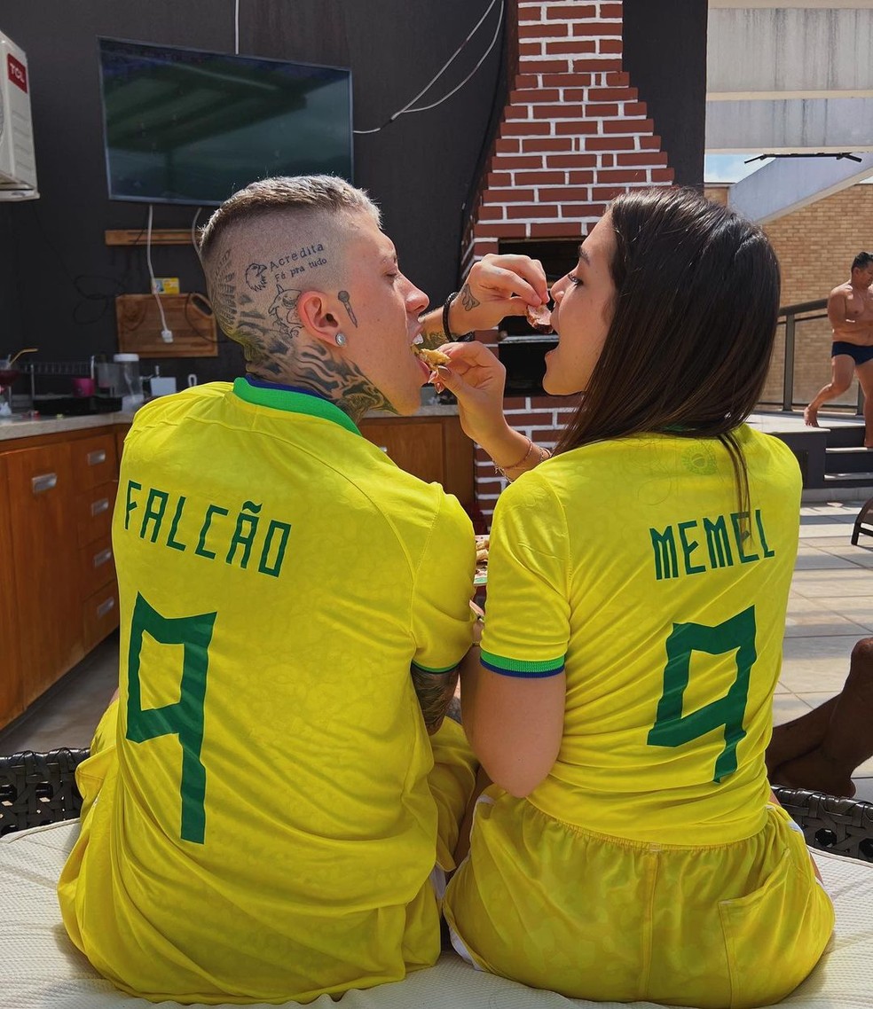 Mel Maia e MC Daniel torcem juntos para o Brasil com foto de casal  — Foto: Instagram