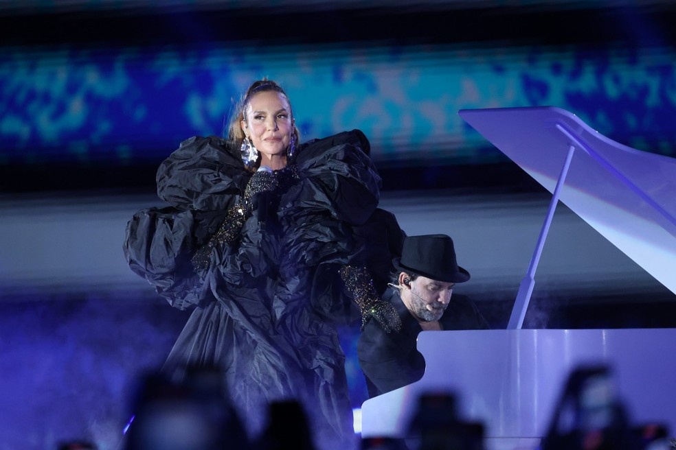Ivete também usou um longo vestido preto — Foto: Daniel Pinheiro/BrazilNews