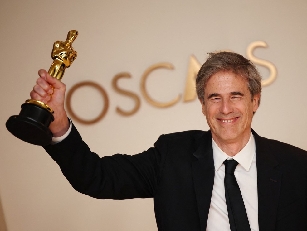 Walter Salles foi aplaudido de pé ao ganhar o Oscar por 'Ainda Estou Aqui' — Foto: REUTERS/Daniel Cole