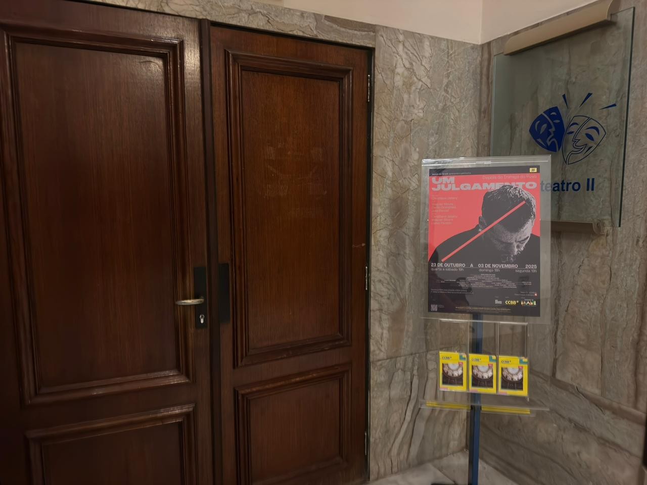 Wagner Moura estreia peça no Rio de Janeiro com famosos na plateia