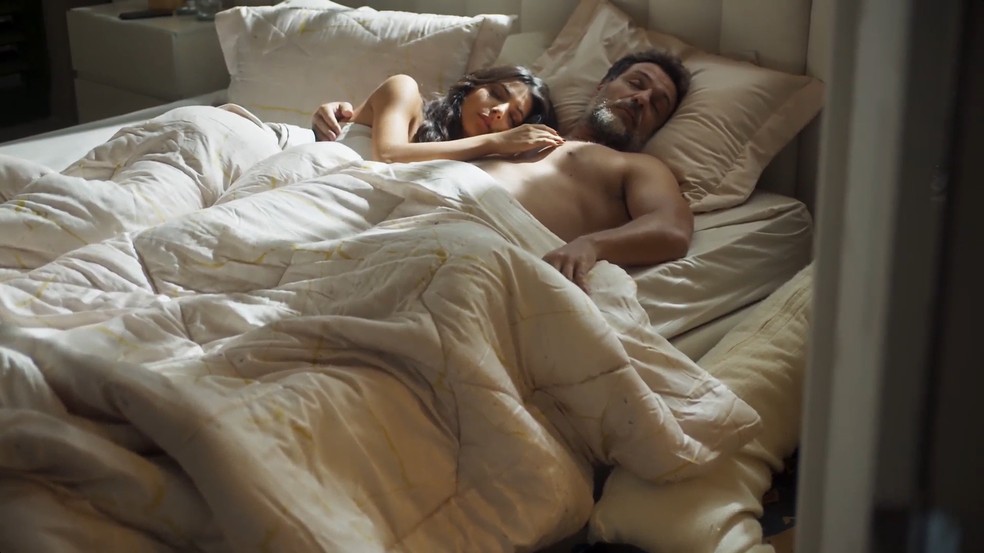 Mércia liga para Molina quando ele está na cama com outra — Foto: Reprodução/TV Globo