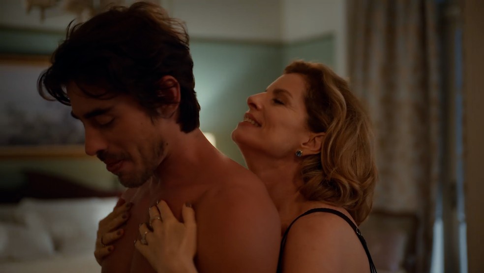 Em Vale Tudo, depois da confusão, Odete volta a curtir seu romance com Heitor — Foto: Globo