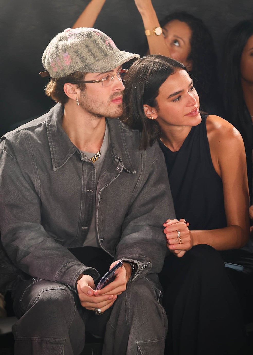Bruna Marquezine e João Guilherme chegam juntos e assistem 'grudadinhos' ao desfile da grife de Sasha — Foto: Brazil News