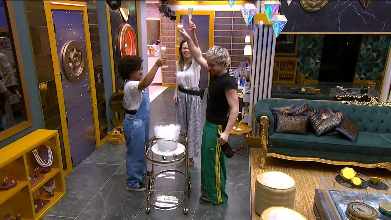 Finalistas, Ana Paula Renault, Juliano Floss e Milena recebem champanhe e brindam: 'À final'