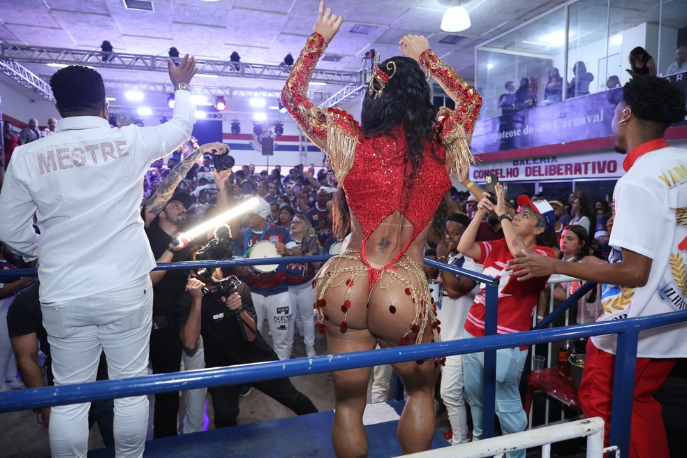 Gracyanne Barbosa é fotografada sambando na quadra da União da Ilha — Foto: Daniel Pinheiro/BrazilNews