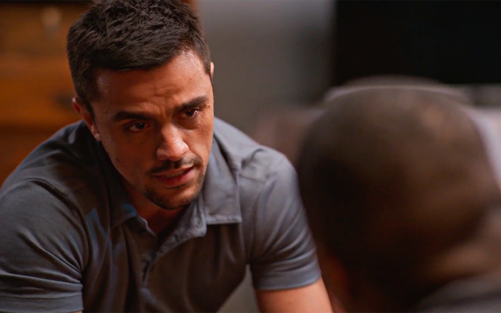 Danilo recebe apoio de Marlon em Dona de Mim — Foto: Globo