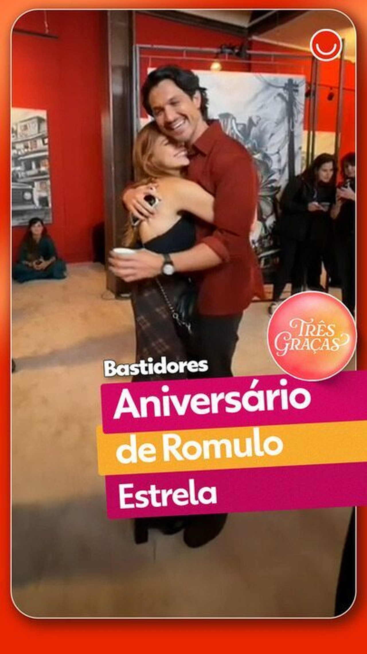 Três Graças: Romulo Estrela faz aniversário e ganha surpresa do elenco em dia de gravação