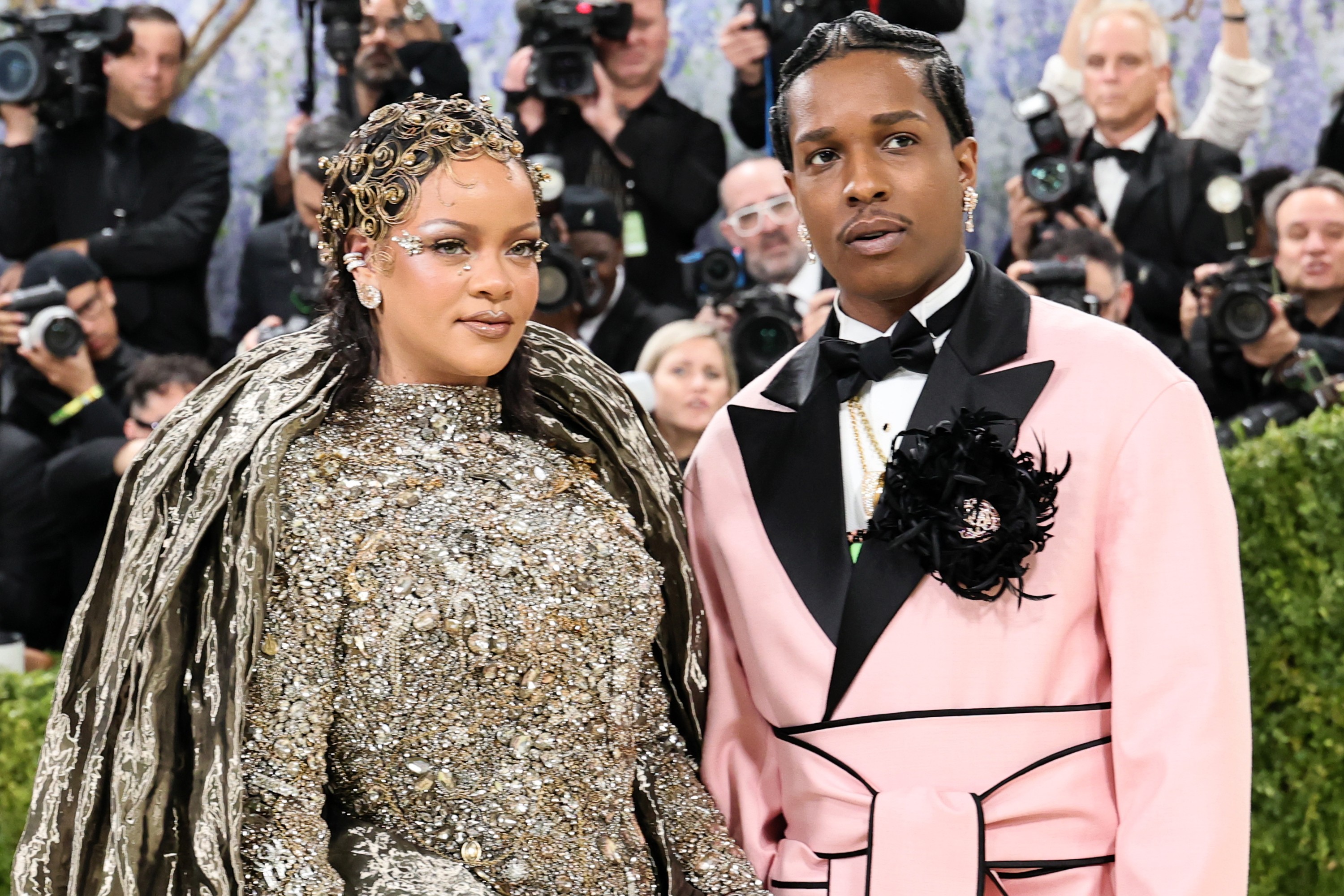 Rihanna volta ao Met Gala um ano após anunciar a terceira gravidez