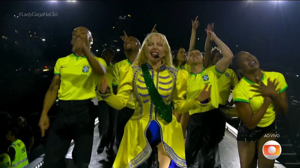 Lady Gaga e os bailarinos com camisa do Brasil — Foto: Globo