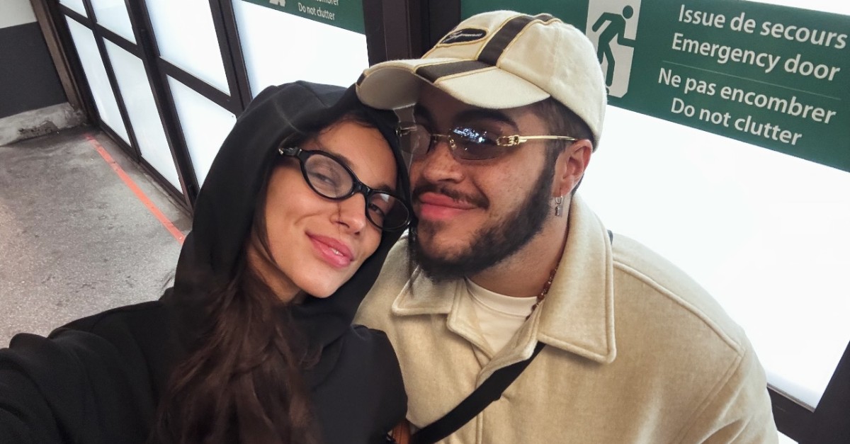 Alane Dias e Francisco Gil em passeio de bicicleta por Paris