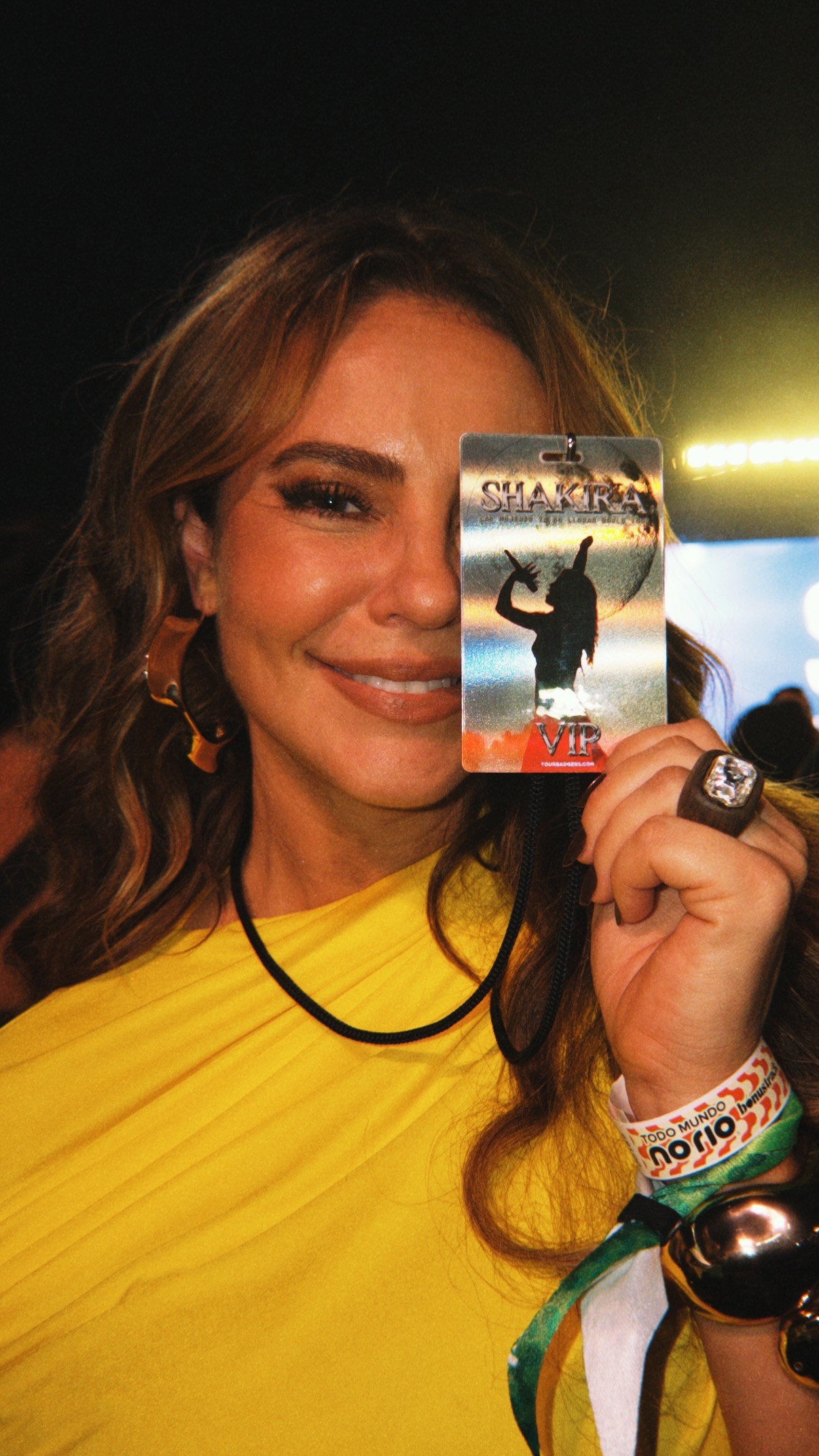 Paolla Oliveira dá espiada em público da janela e mostra look para show da Shakira