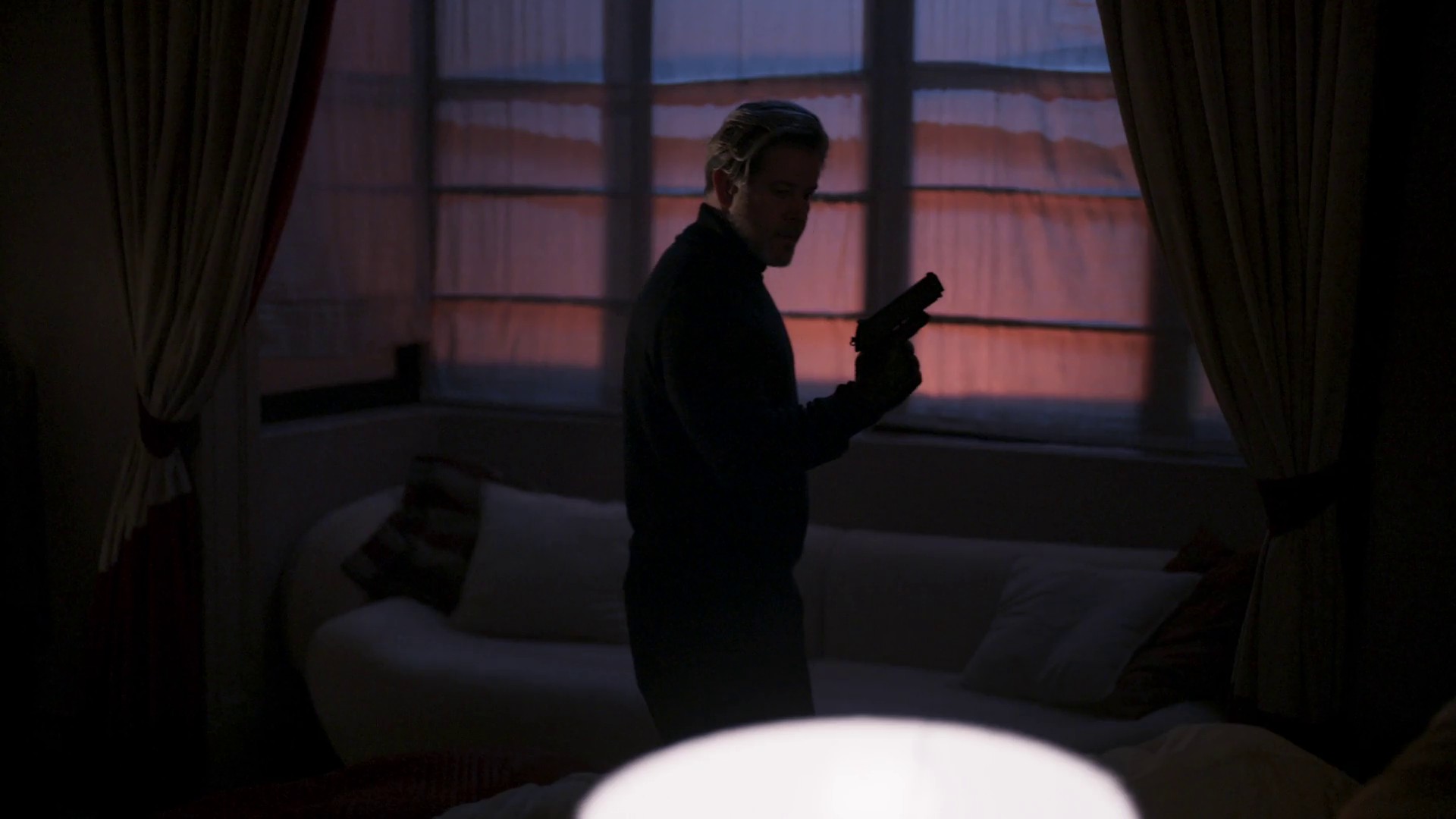 Três Graças: Ferette invade mansão e atira em Rogério