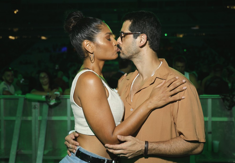 Barbara Reis beija o marido, Raphael Najan, no show de Ivete Sangalo no Maracanã — Foto: Marcos Serra Lima/gshow