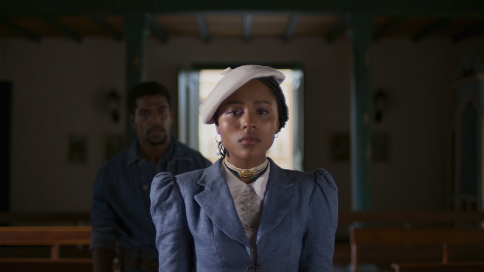 Alika desaba no choro e Tonho a ampara — Foto: Reprodução/TV Globo