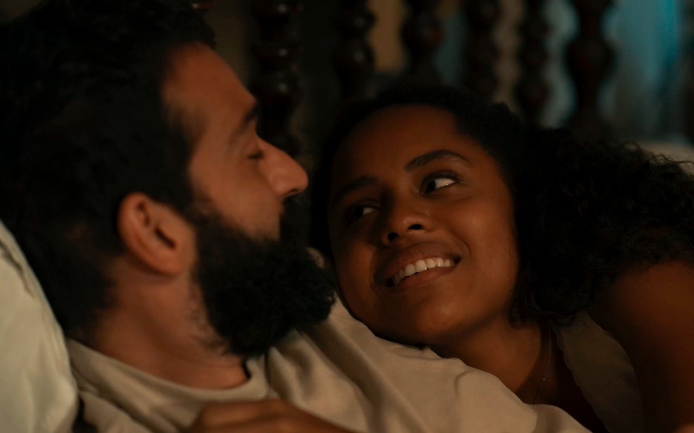 Maria Santa (Duda Santos) conta a José Inocêncio (Humberto Carrão) que esta grávida - Renascer — Foto: Globo