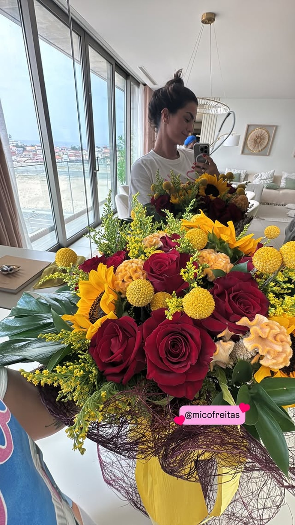 Kelly Key ganhou flores do marido em dia de aniversário juntos — Foto: Instagram