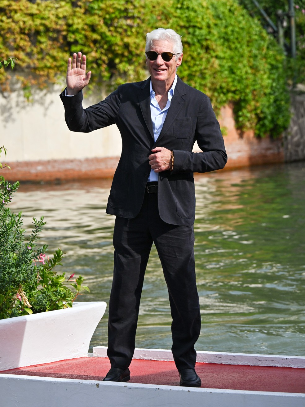 Richard Gere acena para o público no Fetsival de Veneza — Foto: Reuters