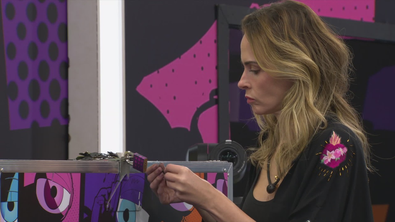 Ana Paula Renault completa 1 hora no Barrado no Baile