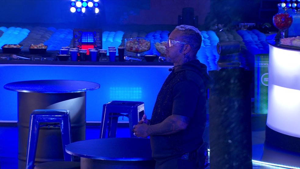 Rodriguinho assiste ao show no BBB 24 — Foto: Globo