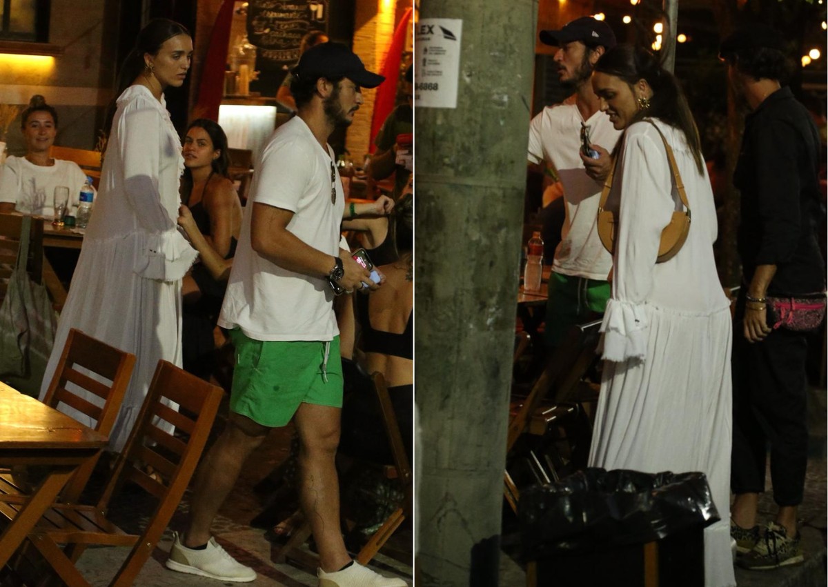 Rafa Kalimann e Allan Souza Lima curtem bar com amigos na Zona Sul do