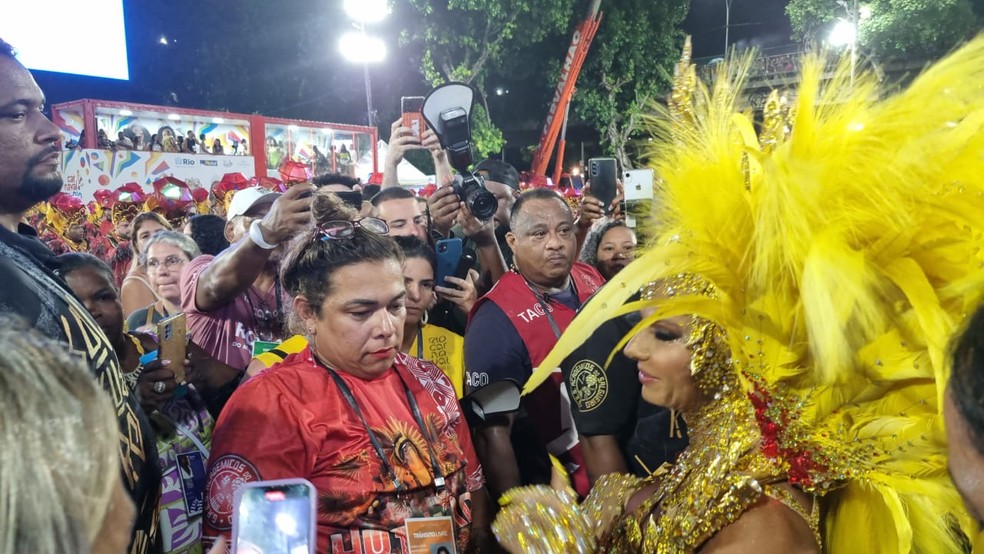 Viviane Araujo causa alvoroço na concentração do Salgueiro — Foto: Instagram
