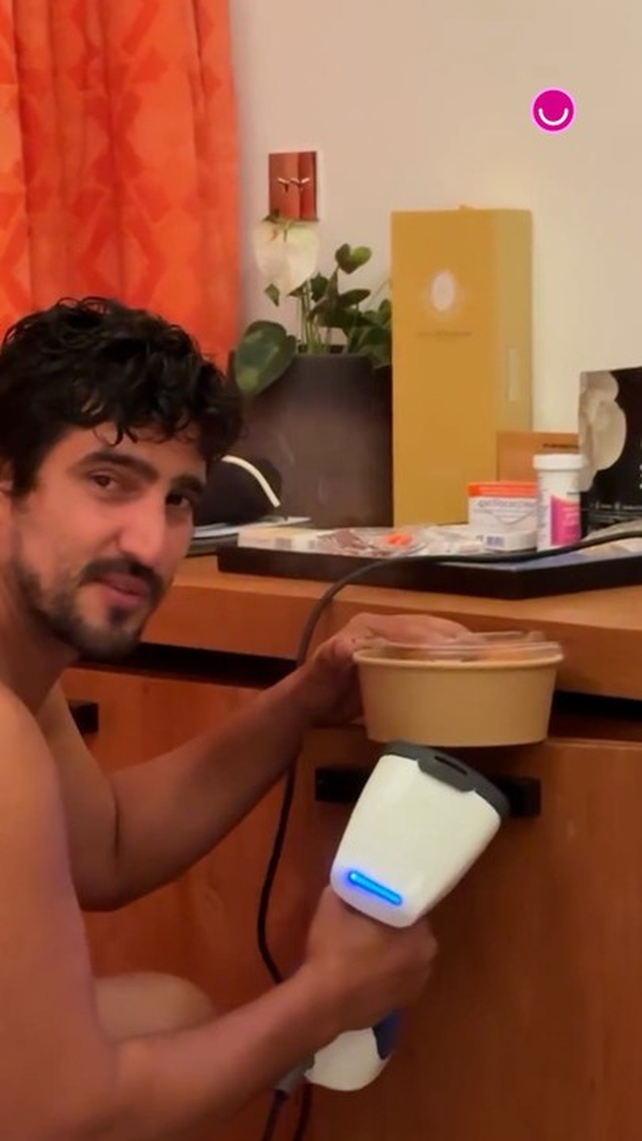 Thaila Ayala mostra truque inusitado de Renato Góes para esquentar sanduíches