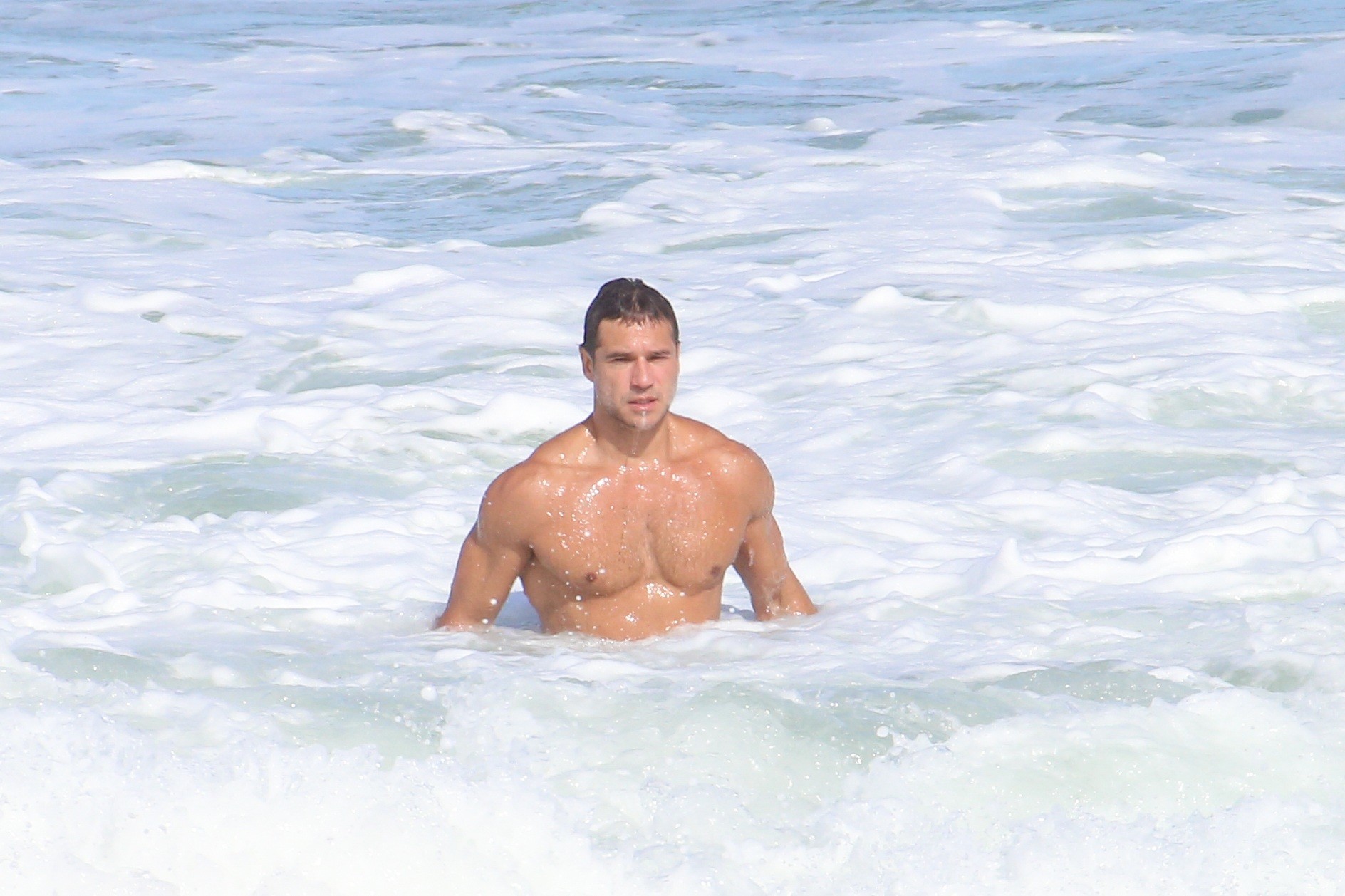 Paulo Rocha mostra o corpo sarado em praia do Rio