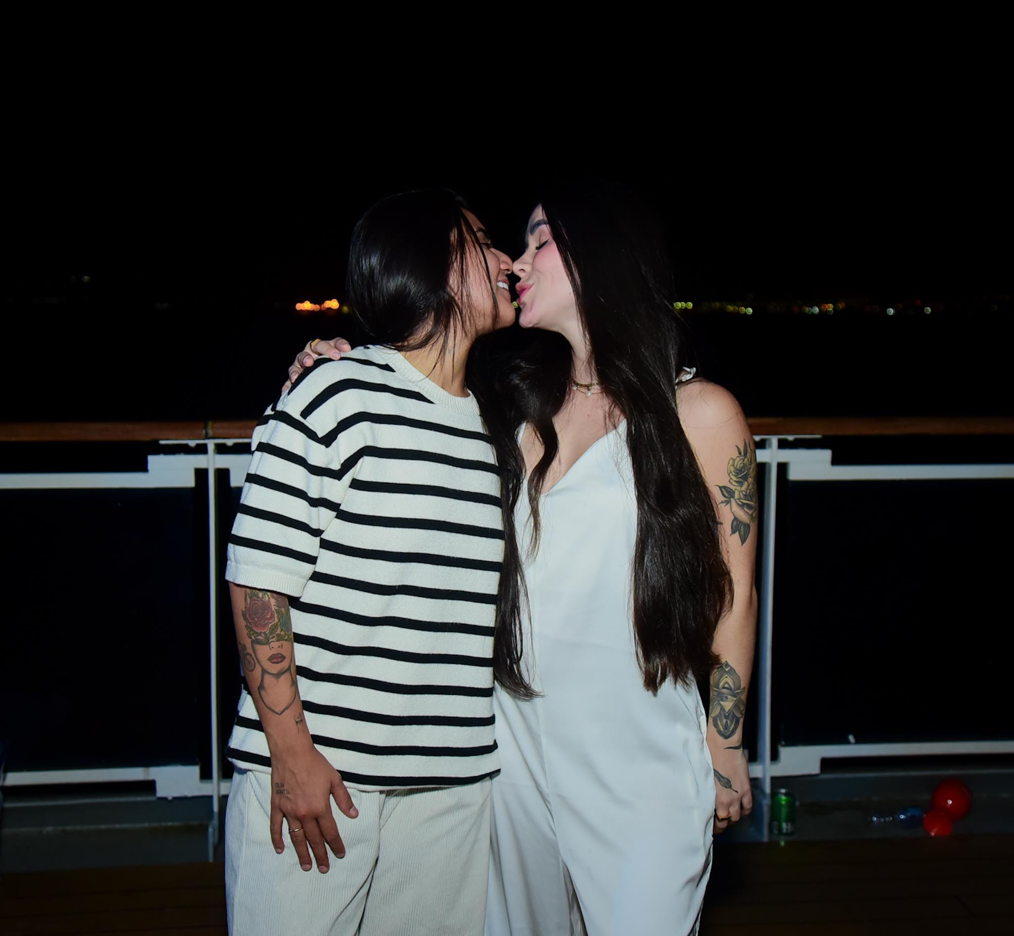 Após perder 62 quilos, Yasmin Santos troca beijos com a noiva em cruzeiro