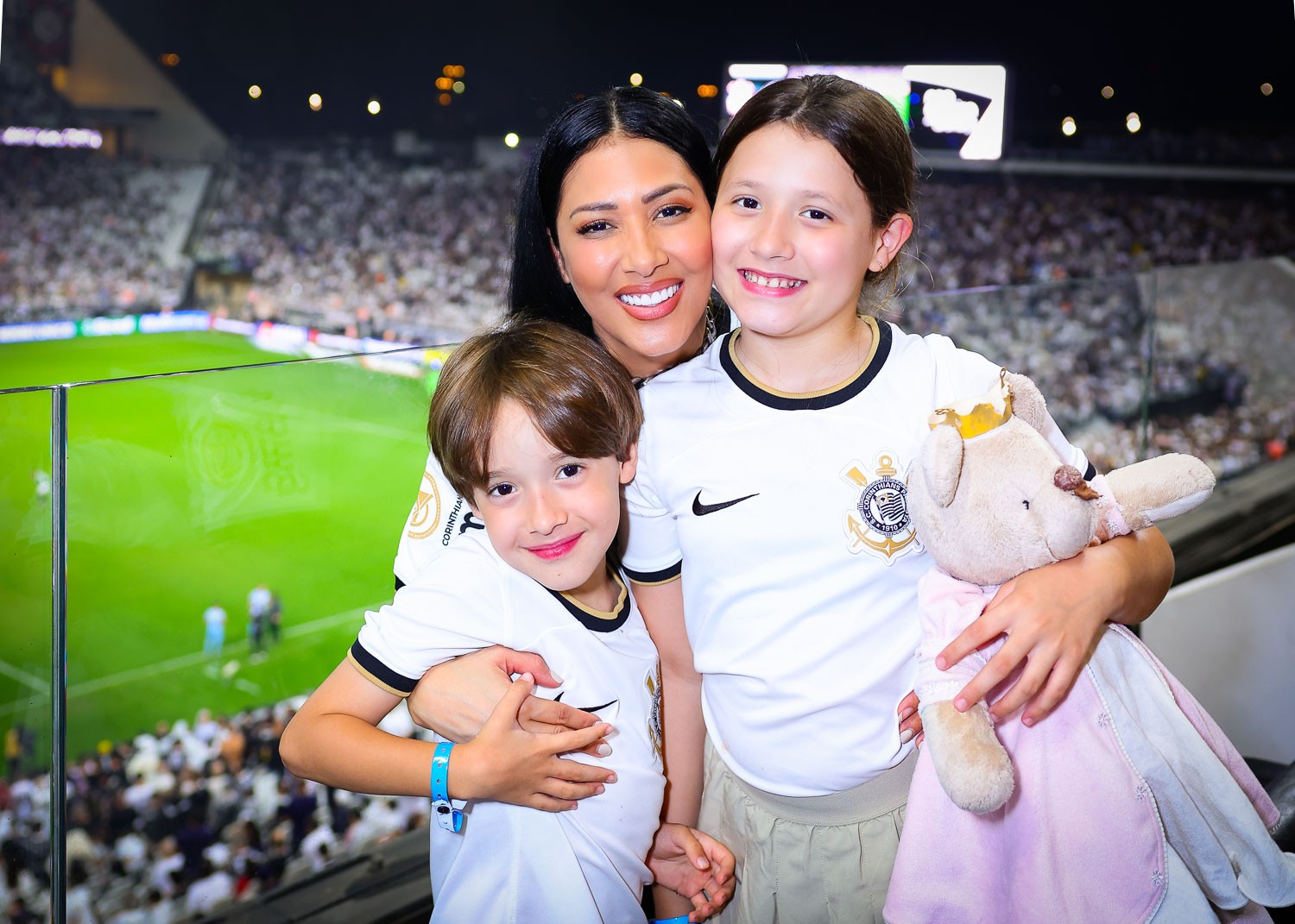 Simaria leva os filhos pela primeira vez a uma partida de futebol | Gshow