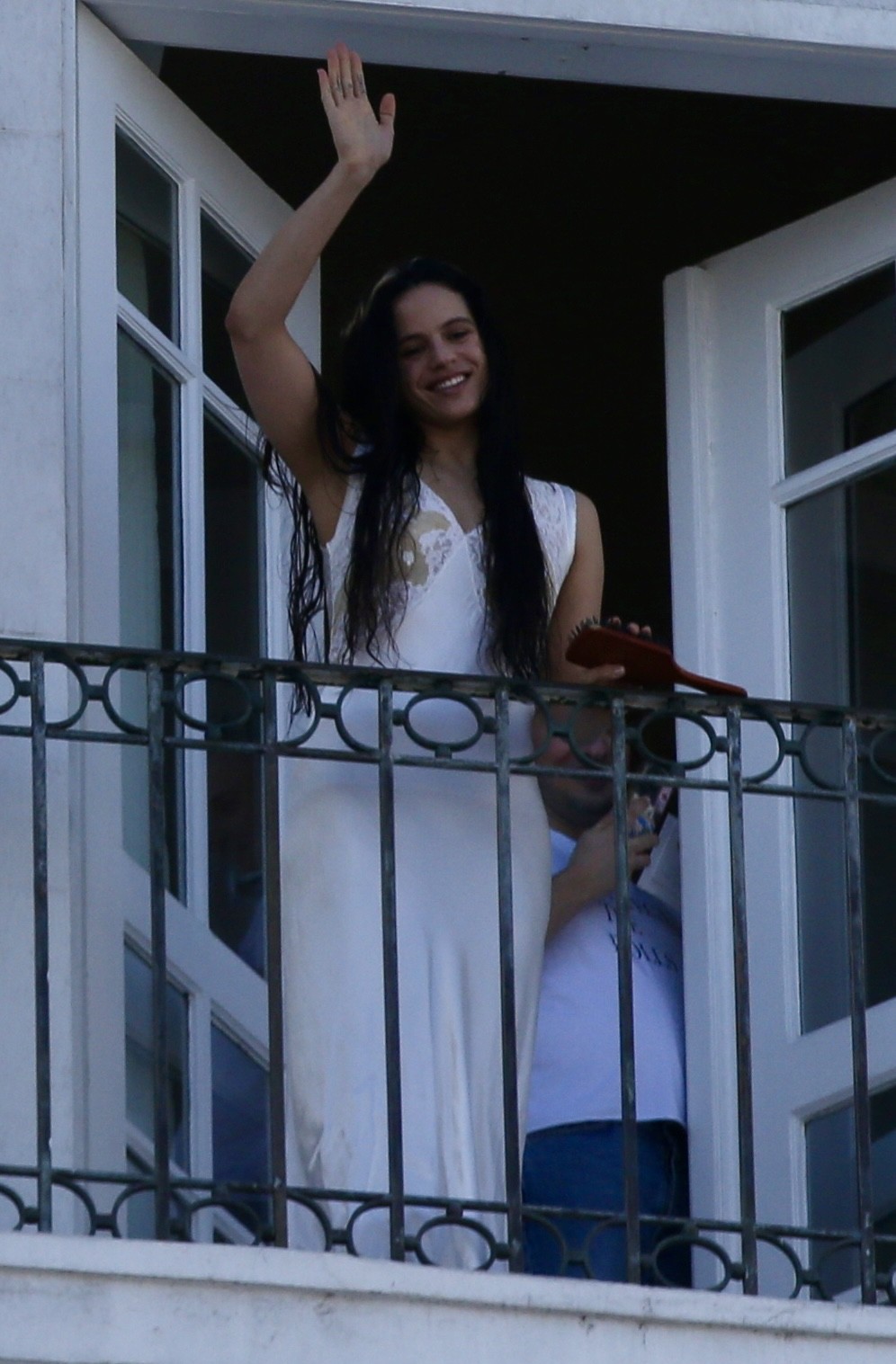 Rosalía acena para fãs da sacada do Copacabana Palace