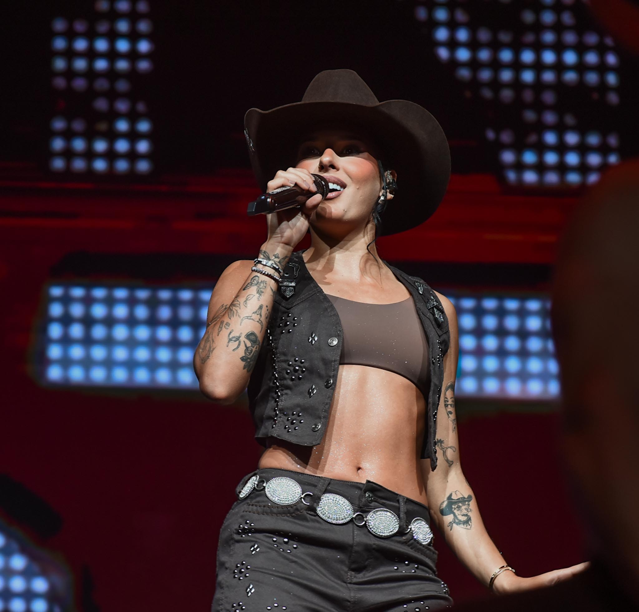 Ana Castela mostra a barriga definida em show no Rio