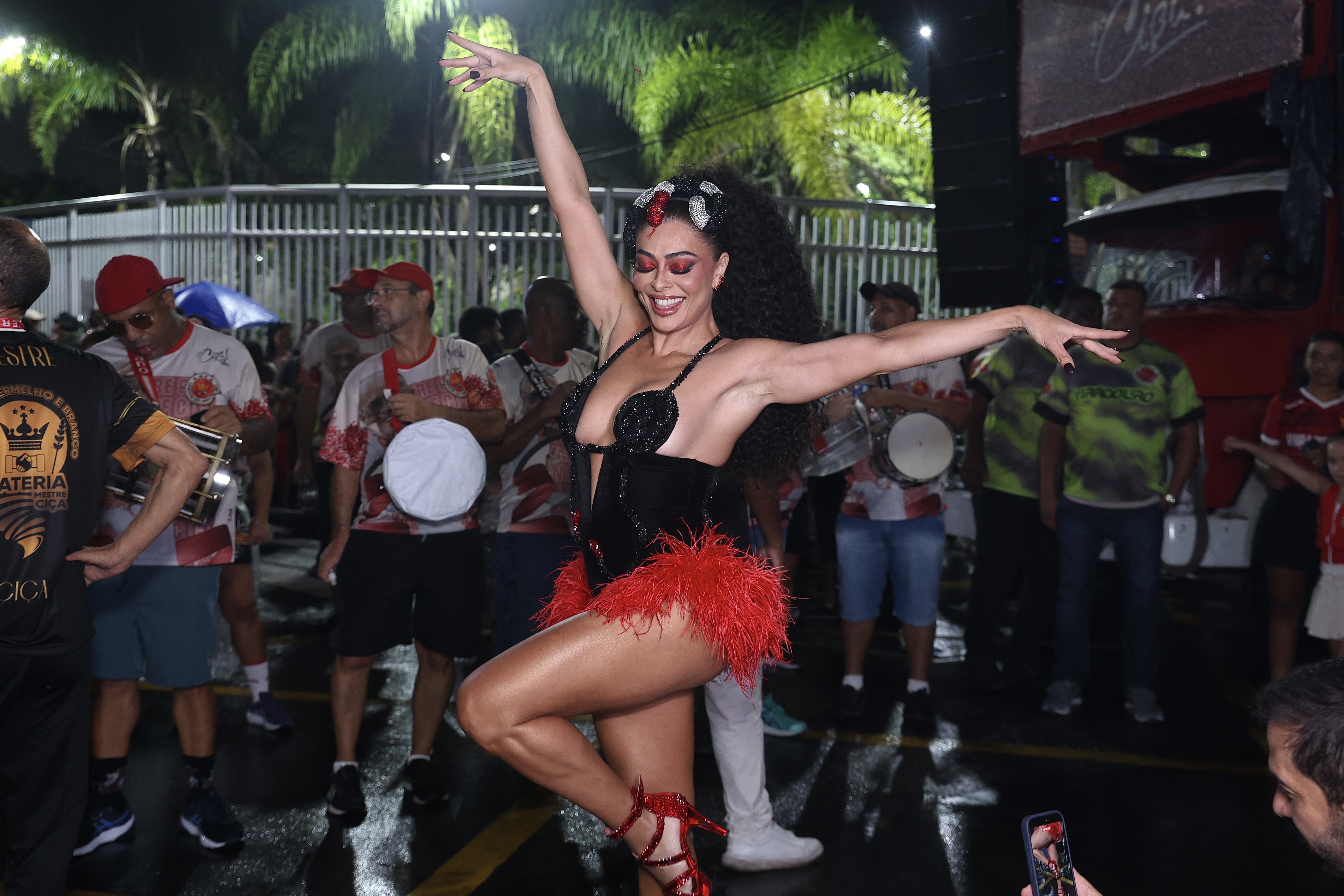 Juliana Paes brilha, debaixo de chuva, em ensaio de rua da Unidos do Viradouro
